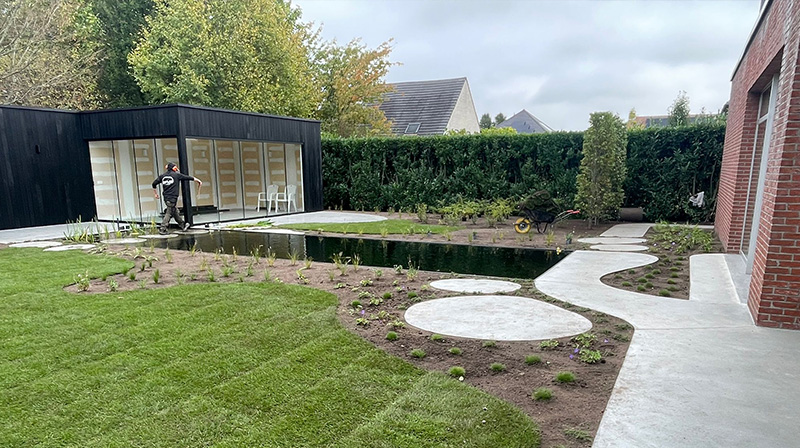 Tuin Van Heden prachtig totaalproject met poolhouse en zwemvijver in Beerse